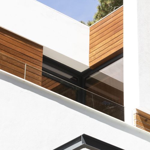 casa-de-angulo-bajo-con-piezas-de-madera